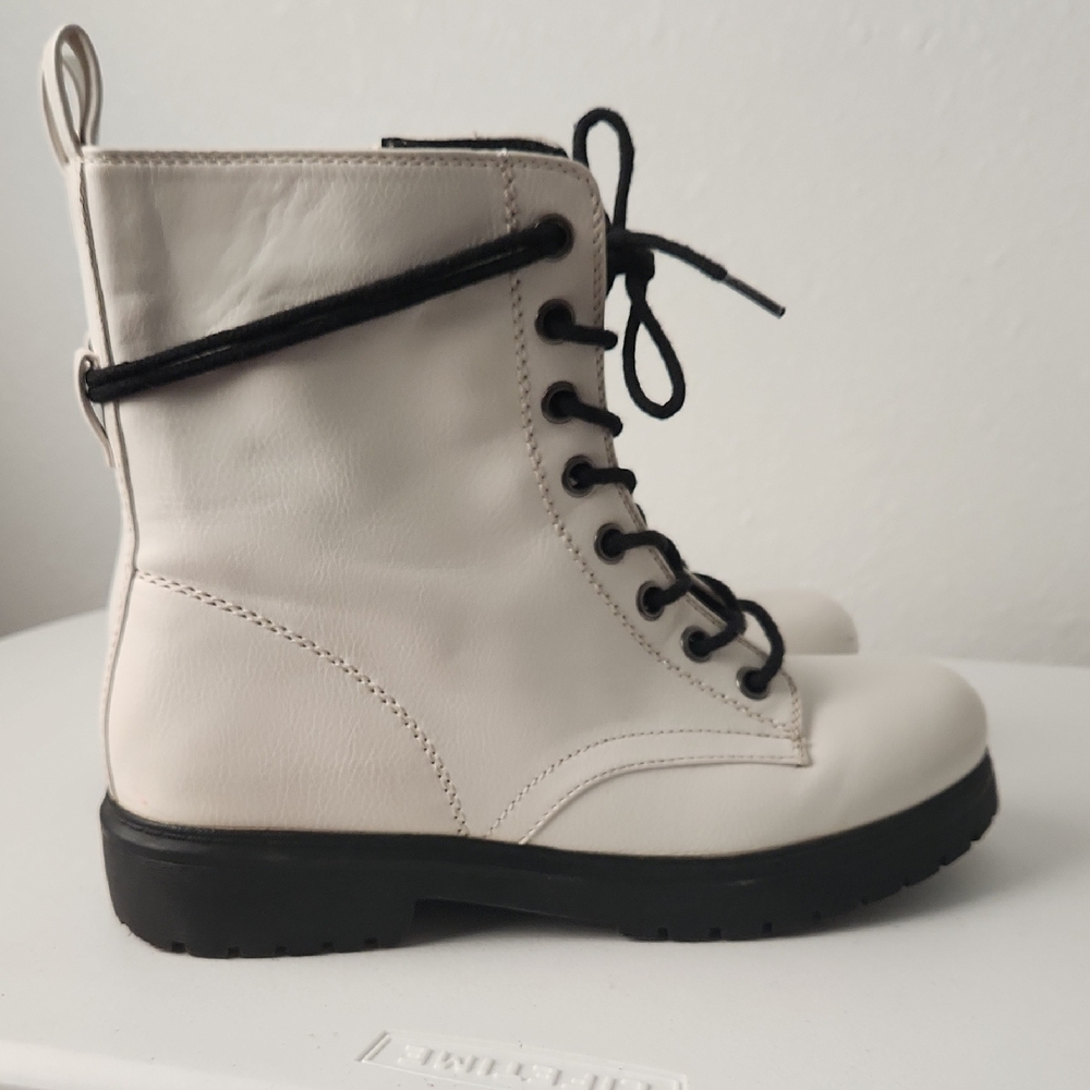 Stylish Women's Lace-Up Boots